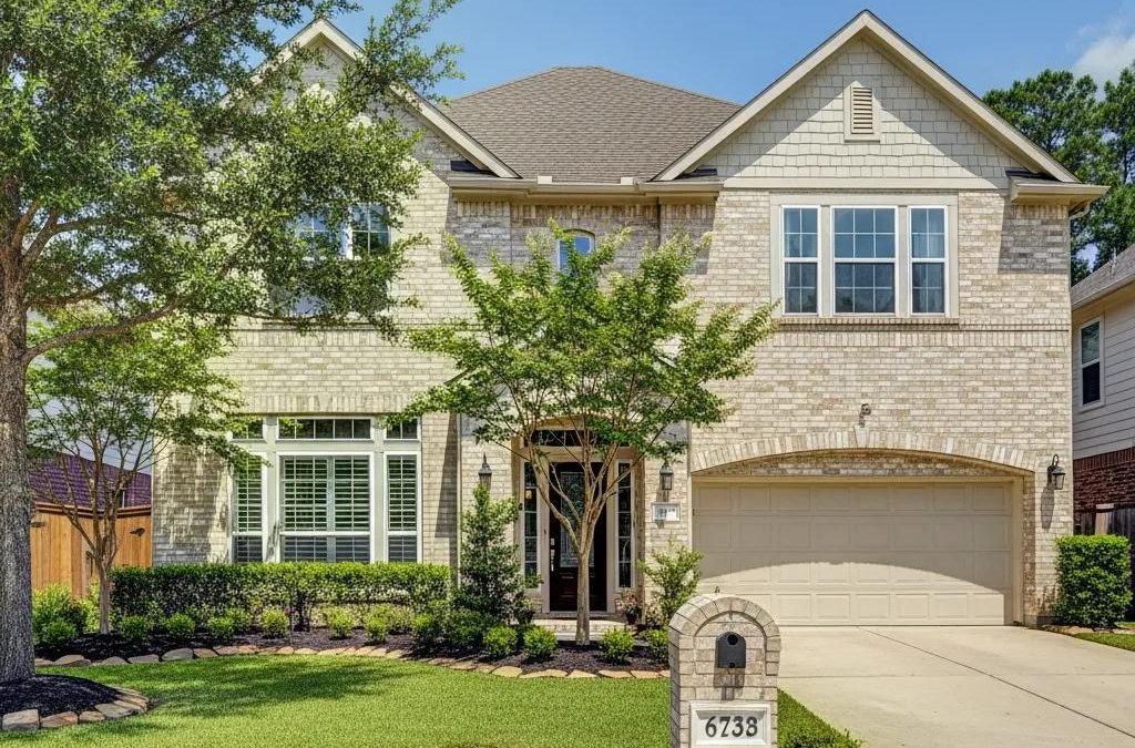 Beautifully staged home in Houston showcasing curb appeal, inviting atmosphere, and well-maintained landscaping, ideal for real estate buyers and sellers.